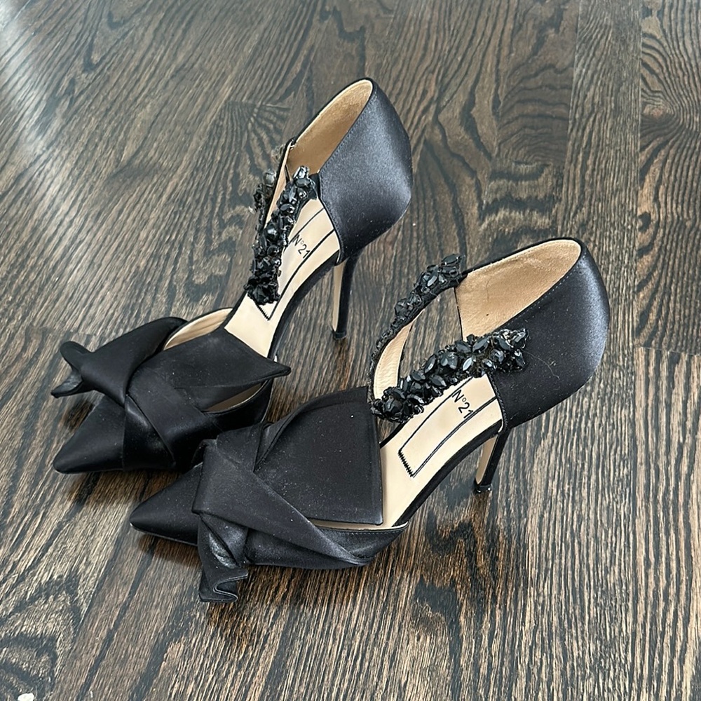 N21 Black Heels with Bow Detail and Pointed Toe